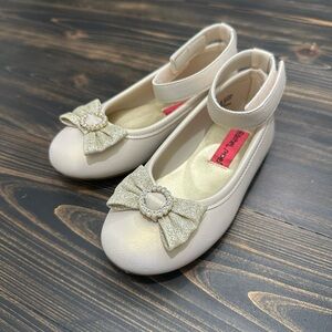 Little Girls off-white dressy shoes size 9